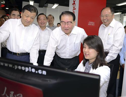 9月14日,中共中央政治局常委李长春在人民日报社调研。中共中央政治局委员、中央书记处书记、中宣部部长刘云山一同调研。这是李长春在人民网调研。新华社记者 谢环驰 摄