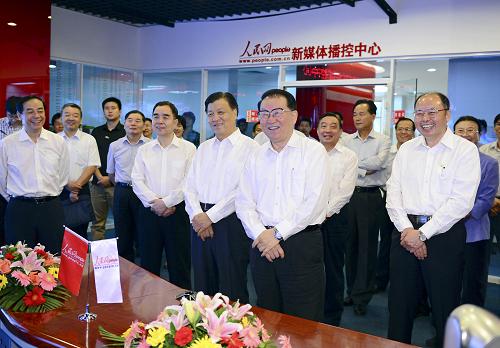 9月14日,中共中央政治局常委李长春在人民日报社调研。中共中央政治局委员、中央书记处书记、中宣部部长刘云山一同调研。这是李长春在人民网调研。新华社记者 谢环驰 摄