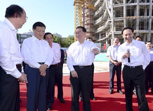 9月14日,中共中央政治局常委李长春在人民日报社调研。中共中央政治局委员、中央书记处书记、中宣部部长刘云山一同调研。这是李长春在人民日报社新媒体创业基地大楼建设工地考察。新华社记者 谢环驰 摄