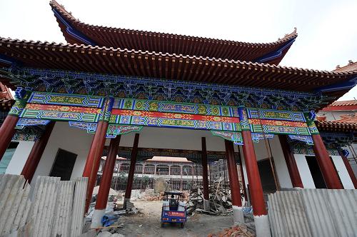 正在扩建的舒同博物馆大门(10月16日摄)。新华社记者 宋振平 摄
