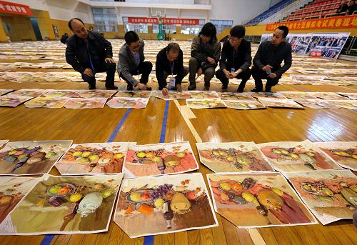 11月4日,参加阅卷的专家和评委在给色彩试卷打分。新华社记者 孙参 摄