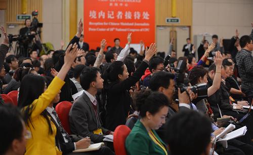 11月10日,记者举手提问。当日,党的十八大新闻中心举办主题为“实施创新驱动战略 加快转型发展步伐”的集体采访活动,中国工程院院长、党组书记周济,中国航天科技集团公司总经理、党组书记马兴瑞,国家电网公司总经理、党组书记刘振亚,天津天地伟业数码科技有限公司总经理、党委书记戴林,三一重工股份有限公司董事长梁稳根接受媒体采访。新华社记者 李鑫 摄