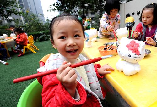 11月21日,江津区鼎山街道的星韵满庭艺术幼儿园内,5岁的简美琪小朋友在上手工课。该幼儿园将在此次行动中获得约10万元补贴,用于改善活动室和聘请优秀教师。日前,重庆市江津区启动幼儿教育强化基础行动,将投入4100多万元,专门用于改善农村地区幼儿办学条件。此次投入主要用于改扩建幼儿园、补贴日常运行费用、资助低保家庭儿童和孤残儿童、培训幼儿教师等方面。整个幼教强化基础行动预计年底前完成,将惠及168所幼儿园、2.8万名幼儿、269名幼儿教师。