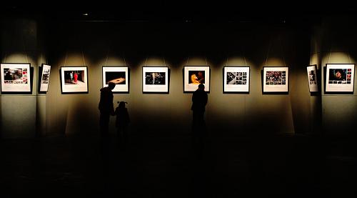 11月27日,观众在欣赏第八届国际新闻摄影大赛(华赛)获奖作品。当日,第八届国际新闻摄影比赛(华赛)获奖作品展在浙江自然博物馆开幕。第八届华赛评选结果于2012年3月25日在浙江杭州揭晓,路透社记者高安·托马斯维克的作品《利比亚冲突》获得2011年度新闻照片大奖。新华社发(周炜 摄)
