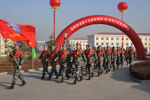 11月27日,在驻陕西某部队营区,赴刚果(金)的维和官兵列队行进。当日,中国第十五批赴刚果(金)维和部队的首批100名官兵从西安出发,飞赴刚果(金)东部任务区,开始执行为期8个月的维和任务,剩余的118名官兵将在10天后飞赴任务区。据了解,这批维和部队官兵全部来自兰州军区,包括工兵分队175人、医疗分队43人。维和工兵分队主要担负维和战区道路桥梁机场等设施的修筑任务;医疗分队主要担负国际维和人员的医疗救治工作和当地人道主义援助。新华社发(武国强 摄)