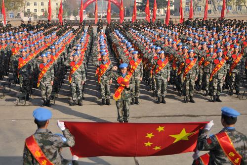 11月27日,在驻陕西某部队营区,赴刚果(金)的维和官兵在出征仪式上宣誓。新华社发(武国强 摄)