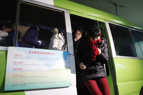 12月2日,市民在北京市交通安全宣传教育基地体验如何从起火的公交车上逃生。当天是首个“全国交通安全日”,主题为“遵守交通信号、安全文明出行”,各地纷纷开展交通安全日主题宣传活动。新华社记者 王申 摄