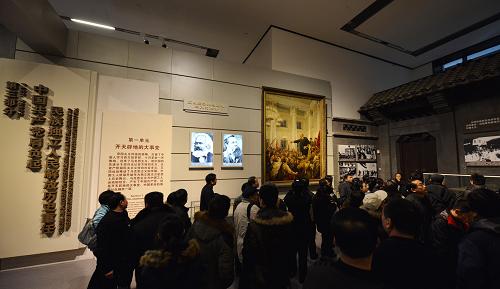 12月2日,观众在国家博物馆参观《复兴之路》展览。新华社发(王全超 摄)