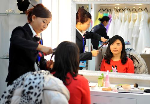 12月12日,工作人员在为一位准备登记结婚的新娘化妆。新华社记者 任军川 摄