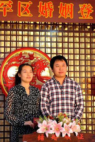 12月12日,一对恋人在市民服务中心婚姻登记处宣誓结婚。新华社记者 任军川 摄