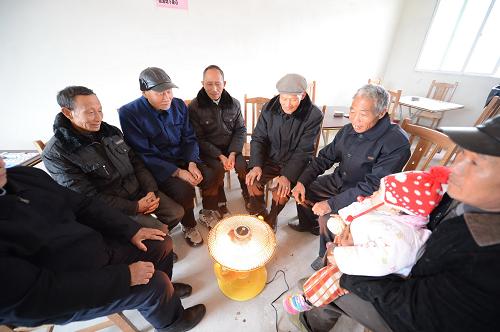 12月12日,老人们在湖田镇樟树村基层养老中心一起取暖、聊天。新华社记者 周密 摄