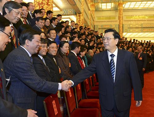 12月12日,中国国民党革命委员会第十二次全国代表大会在北京开幕。中共中央政治局常委、国务院副总理张德江会见全体与会代表,并代表中共中央致贺词。这是大会开始前,张德江会见全体与会代表。新华社记者 饶爱民 摄