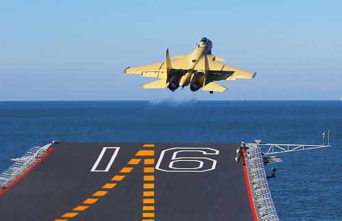 2012年11月25日,歼—15舰载机在航空母舰“辽宁舰”上滑跃起飞。新华社记者 查春明 摄