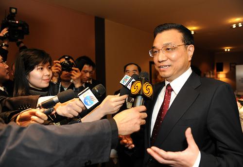 2010年1月28日,李克强在瑞士达沃斯与记者见面。新华社发