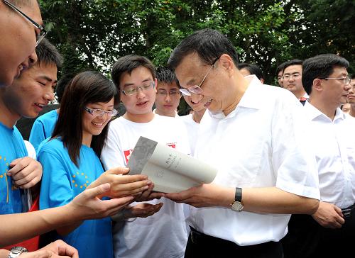 2011年7月5日,李克强在安徽考察经济社会发展情况时,与中国科技大学学生们亲切交流。新华社记者饶爱民摄