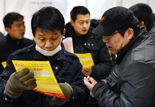 12月27日,一位应聘者(前排左)在进行咨询。当日,由国家人力资源社会保障部和中国残疾人联合会主办的2013年全国“就业援助日”专项活动启动仪式在山东济南举行。在同时举办的济南市就业援助专场招聘会上,众多企业提供爱心岗位4000余个。据了解,今年就业援助活动主要是促进未就业高校毕业生和特殊就业困难人员就业。专项活动时间将持续到2013年2月上旬,各级公共就业和人才服务机构将深入基层摸查援助对象面临的实际困难,紧紧围绕他们的就业需求,制定有针对性的具体帮扶方案。新华社记者朱峥摄