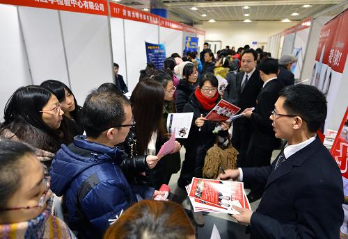 12月27日,众多应聘者在招聘会上寻找工作机会。新华社记者朱峥摄