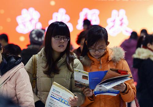 12月27日,两位应聘者在招聘会上寻找工作机会。新华社记者朱峥摄