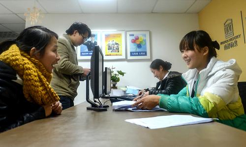 12月27日,杭州丁桥联合新苑小区物业工作人员为公租房住户办理入住手续。新华社记者韩传号摄