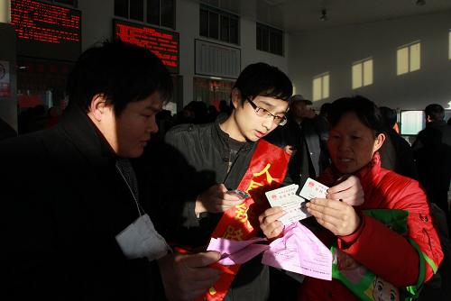 2012年对于中国公益事业而言,注定是值得记录的一年。“免费午餐”、“爱心衣橱”、“随手拍”等发端于网络的民间公益力量以“微公益”的形式朝着规范化的方向行进。越来越多的普通人成为公益主体,改变了以往多为慈善机构和名人做公益、普通人参与较少的状况,激发了普通公民的慈善热情,展现了积少成多的巨大力量。 这是1月11日,在山东威海火车站,在威海上学的大学生张平在返乡前帮助人们电话订票。春运期间,张平免费为人们电话订票的事迹温暖了很多人,被网友亲切地称为“订票哥”。新华社发