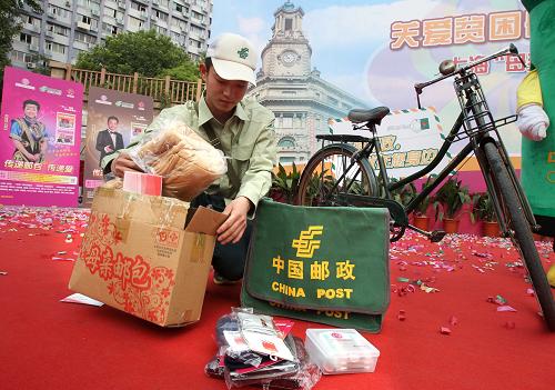 自今年5月起,上海市妇联和上海市邮政公司共同向社会发起“母亲邮包”爱心捐赠活动,得到社会各界的热烈响应。9月19日,由上海市民和社会各界捐赠的4700余个“母亲邮包”在沪启程,通过邮政绿色通道送至内蒙古和四川都江堰等地的贫困母亲手中。每个“母亲邮包”包括日常生活必需的小药箱、手电筒、梳子、围巾、马甲、护膝等用品。新华社记者刘颖摄