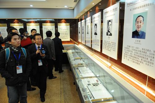 12月27日,公民代表们参观陕西省政府历史沿革展室。新华社记者 李一博 摄
