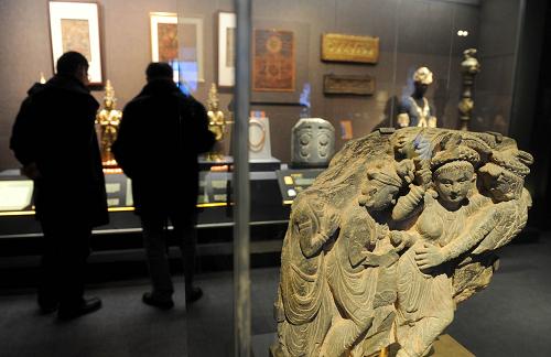 12月28日,观众在首都博物馆观看展览。当日,台北世界宗教博物馆宗教艺术文化展在首都博物馆开展。展览分为两部分,第一部分以影片、互动地图等多媒体技术介绍了宗教的起源、世界宗教的分布等基本信息;第二部分则通过宗教艺术品、文字、多媒体等介绍了佛教、基督教、伊斯兰教、道教等宗教的特点、内涵和核心价值。展览展出的104组(件)文物均为台北世界宗教博物馆的馆藏精品。新华社记者 罗晓光 摄