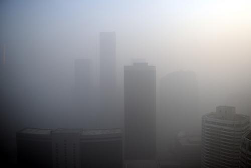 1月12日下午三点半左右,北京东三环CBD周边的建筑笼罩在浓雾中。新华社记者 罗晓光 摄