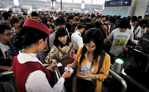旅客在天津站候车大厅检票乘车(2012年10月7日摄)。新华社发(杨宝森 摄)