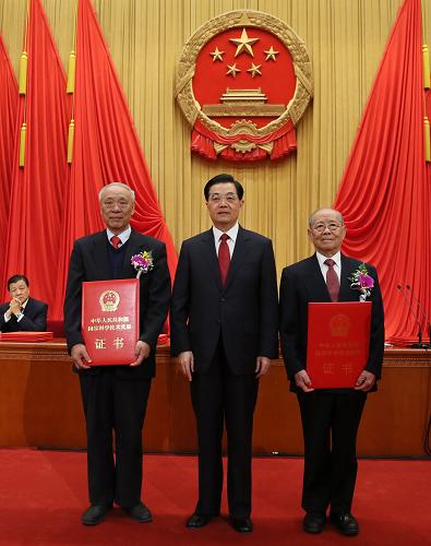 1月18日,中共中央、国务院在北京人民大会堂隆重举行国家科学技术奖励大会。胡锦涛、习近平、温家宝、李克强、刘云山出席大会并为获奖代表颁奖。这是国家主席胡锦涛向获得2012年度国家最高科学技术奖的中国科学院院士、中国工程院院士、中国科学院力学研究所研究员郑哲敏(右),中国工程院院士、中国电子科技集团公司电子科学研究院研究员王小谟颁发奖励证书。新华社记者 鞠鹏 摄