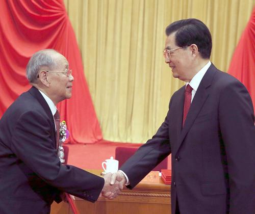 1月18日,中共中央、国务院在北京人民大会堂隆重举行国家科学技术奖励大会。胡锦涛、习近平、温家宝、李克强、刘云山出席大会并为获奖代表颁奖。这是国家主席胡锦涛向获得2012年度国家最高科学技术奖的中国科学院院士、中国工程院院士、中国科学院力学研究所研究员郑哲敏颁发奖励证书。新华社记者 鞠鹏 摄