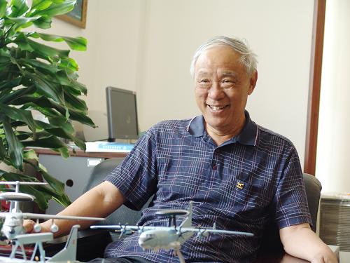 王小谟院士在办公室(2011年5月摄)。 新华社发