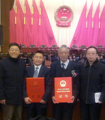 在2011年1月召开的2010年度国家科技奖励大会上,王小谟(右二)获国家科技进步特等奖。新华社发