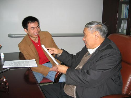 王小谟和学生在一起(2004年3月摄)。新华社发