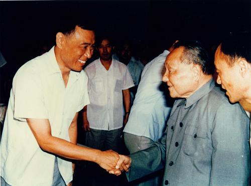 1987年,作为国家有突出贡献的14名中青年专家之一,王小谟在北戴河受到邓小平接见。新华社发