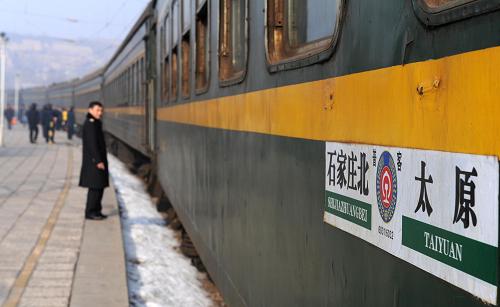 2月6日,石家庄北到太原的普客6031次列车停靠在山西境内的岩会火车站。石家庄北到太原的普客6031次列车,是石家庄客运段仅剩5对“绿皮车”之一。今年春运结束后,6031次列车和其他4对“绿皮车”将不再出现在长途旅客运输中,而转为临客来补充运力。作为我国铁路客车的标准涂装的“绿皮车”,因车体外表呈墨绿色而得名,曾是中国铁路客车的主力军。自20世纪90年以来,随着每一次的铁路大提速,铁路部门都要进行铁路客车车辆更新、升级,都会有一批“绿皮车”逐渐由速度更高、设施更先进的空调客车替代。