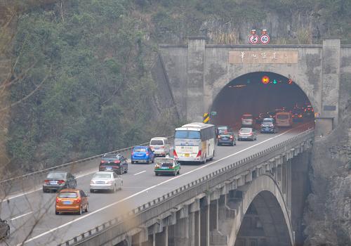 2月14日,由于车流量骤增,沪渝高速路上返程回重庆方向的车流在通过隧道时稍显拥堵。新华社记者 刘潺 摄