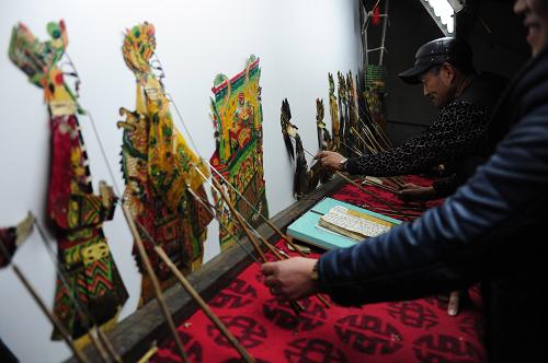 2月23日,皮影艺人在进行《聚虎山》皮影戏的表演。新华社记者 潘昱龙 摄