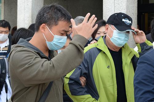 3月2日,埃及热气球爆炸事故中国香港遇难者家属抵达埃及卢克索机场。 埃及热气球爆炸事故中国香港遇难者家属当日抵达卢克索,参加下午在事故现场举行的悼念仪式。 新华社记者 李木子摄
