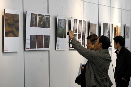 3月9日,参观者在江苏无锡博物院观看展出的华赛获奖作品。新华社发(宦玮 摄)