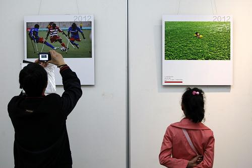 3月9日,参观者在江苏无锡博物院观看展出的华赛获奖作品。新华社发(宦玮 摄)