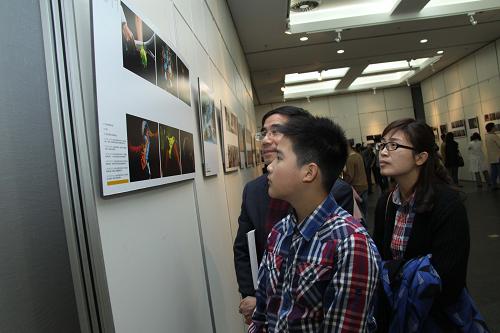 3月9日,来自江苏无锡的一家人在无锡博物院观看华赛获奖作品。新华社发(盛国平 摄)