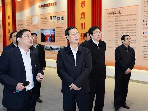 3月28日下午,中共中央政治局常委、国务院副总理张高丽到北京中关村国家自主创新示范区调研。29日上午,张高丽在北京召开企业家座谈会。这是张高丽在中关村国家自主创新示范区展示中心观看展示。新华社记者 李涛 摄