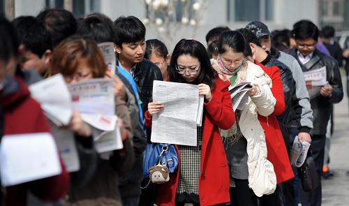 4月13日,求职者排队进入人才引荐招聘会现场。新华社记者 李欣 摄
