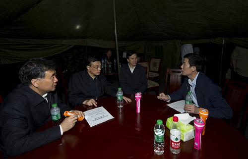 2013年4月20日上午8时02分,四川省芦山县发生7.0级地震。中共中央政治局常委、国务院总理李克强迅速作出抗震救灾的重要指示,国务院根据国家抗震救灾应急预案启动抗震救灾一级响应,紧张有序地开展救灾行动。中午1时10分,李克强率有关部门负责人和相关专家飞赴灾区。从这一刻起到21日中午1时30分回京,李克强在飞机上召开紧急会议、搭乘运输直升机抵达震中、来到医院看望受伤群众、冒着余震攀上废墟了解救援进展、走近受灾群众倾听愿望心声、现场布置对中断联系的宝兴县进行救援、打着手电开会研究灾情形势部署救灾工作、深夜查访电力供应恢复情况、走进帐篷探访受灾群众安置、看望地震危重伤员部署救治工作。24个小时里,地震灾区留下他繁忙的身影和马不停蹄的足迹。4月20日,李克强乘飞机在四川邛崃机场降落后,得知通往灾区的公路不太通畅。为节省时间,李克强马上决定搭乘运输救灾物资的直升机直飞震中。他说,现在一切为了救援,要尽快赶到一线。(图/文 黄敬文/陈二厚)