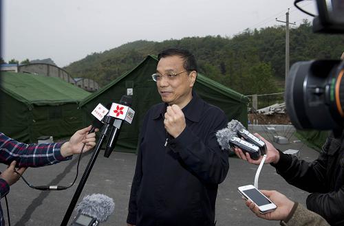 2013年4月20日上午8时02分,四川省芦山县发生7.0级地震。中共中央政治局常委、国务院总理李克强迅速作出抗震救灾的重要指示,国务院根据国家抗震救灾应急预案启动抗震救灾一级响应,紧张有序地开展救灾行动。中午1时10分,李克强率有关部门负责人和相关专家飞赴灾区。从这一刻起到21日中午1时30分回京,李克强在飞机上召开紧急会议、搭乘运输直升机抵达震中、来到医院看望受伤群众、冒着余震攀上废墟了解救援进展、走近受灾群众倾听愿望心声、现场布置对中断联系的宝兴县进行救援、打着手电开会研究灾情形势部署救灾工作、深夜查访电力供应恢复情况、走进帐篷探访受灾群众安置、看望地震危重伤员部署救治工作。24个小时里,地震灾区留下他繁忙的身影和马不停蹄的足迹。4月20日,李克强乘飞机在四川邛崃机场降落后,得知通往灾区的公路不太通畅。为节省时间,李克强马上决定搭乘运输救灾物资的直升机直飞震中。他说,现在一切为了救援,要尽快赶到一线。(图/文 黄敬文/陈二厚)
