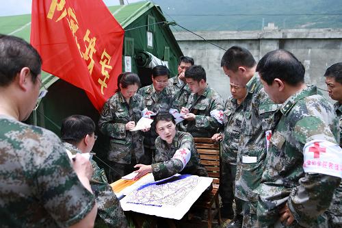 4月25日,军事医学科学院副院长张为(中)在芦山县龙门乡研究部署防疫任务。连日来,军事医学科学院抗震救灾救援队的防疫专家进村寨入社区了解灾情,采集水样、检测水质,及时上报水质化验结果,在灾区指导开展“消、杀、灭”工作6万平方米,开展防疫教育,发放宣传手册,消除震区群众恐慌。他们还牵头在芦山县的龙门乡、宝盛乡、太平镇、大川镇建立卫生防疫示范区。军事医学科学院抗震救灾救援队2008年曾赴汶川地震灾区开展救灾防疫工作,被当地群众誉为“防疫铁军”。芦山地震发生后,该救援队4月21日到达灾区后,及时组织军地相关部门召开军地防疫力量联席会,建立卫生防疫联防联控机制和联席会议制度,研究分析震区防疫形势,做好震区防疫工作,防止灾后疫情发生。新华社发(高效文 摄)