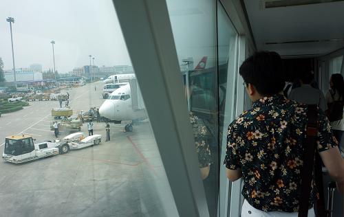 一名旅客在合肥骆岗机场的廊桥上注目即将搬迁的机场(4月29日摄)。新华社记者陶明摄