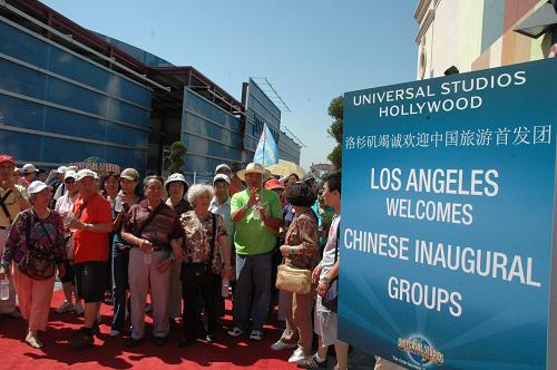 2008年6月23日,中国公民赴美旅游首发团中来自北京的游客在导游带领下等待参观美国洛杉矶环球影城主题公园。2007年12月,中美两国政府签署了《中华人民共和国政府与美利坚合众国政府关于便利中国旅游团赴美国旅游的谅解备忘录》,并于2008年6月17日起允许中国公民组团到美国旅游。新华社记者曹卫国摄