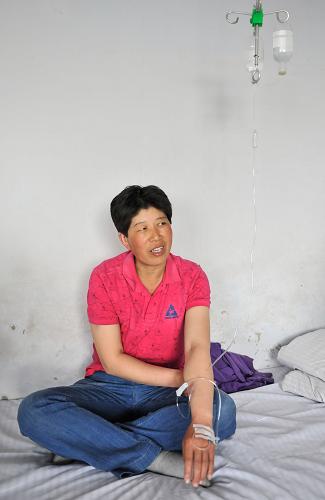 6月4日,王会华在病床上讲述逃生经过。“我不敢睡觉,一闭眼都是火海。”43岁的吉林省德惠市宝源丰禽业公司职工王会华谈起这次死里逃生的经历依然心有余悸,“很多人都说我有福,但我一点也笑不出来。这次出院后,我再也不出去打工了,就在地里好好干活,我要对父母更好、对孩子更好。”截至记者发稿时,吉林宝源丰禽业公司火灾事故已造成119人死亡。据生还者介绍,此次火灾事故中,大部分遇难者都隶属公司的二车间,该车间由于有门无窗,且大门时常上锁,成为阻碍受困者逃生的重要因素之一。负责分割鸡翅的王会华虽然也来自二车间,但在事故中凭借对地形的熟悉,在浓浓的黑烟中靠感觉死里逃生。“当时车间里啥也看不见,我就摸索着往冷藏室的方向连滚带爬地跑,那里与车间相连,爬出那里就确保活下来了。”王会华说。王会华从2009年公司成立起便来这里打工,对环境路线比较熟悉,但爬出火海后仍伤痕累累。死里逃生后的她坐在公司外的马路上缓了半天,才搭了一辆过路的摩托车回到家中。记者在病房见到王会华时,她仍惊魂未定,当同样死里逃生的工友在病房里发现她并和她拥抱时,她潸然泪下。王会华表示,她脑子有点空,但只有一点是清醒的:现在是她的第二次生命